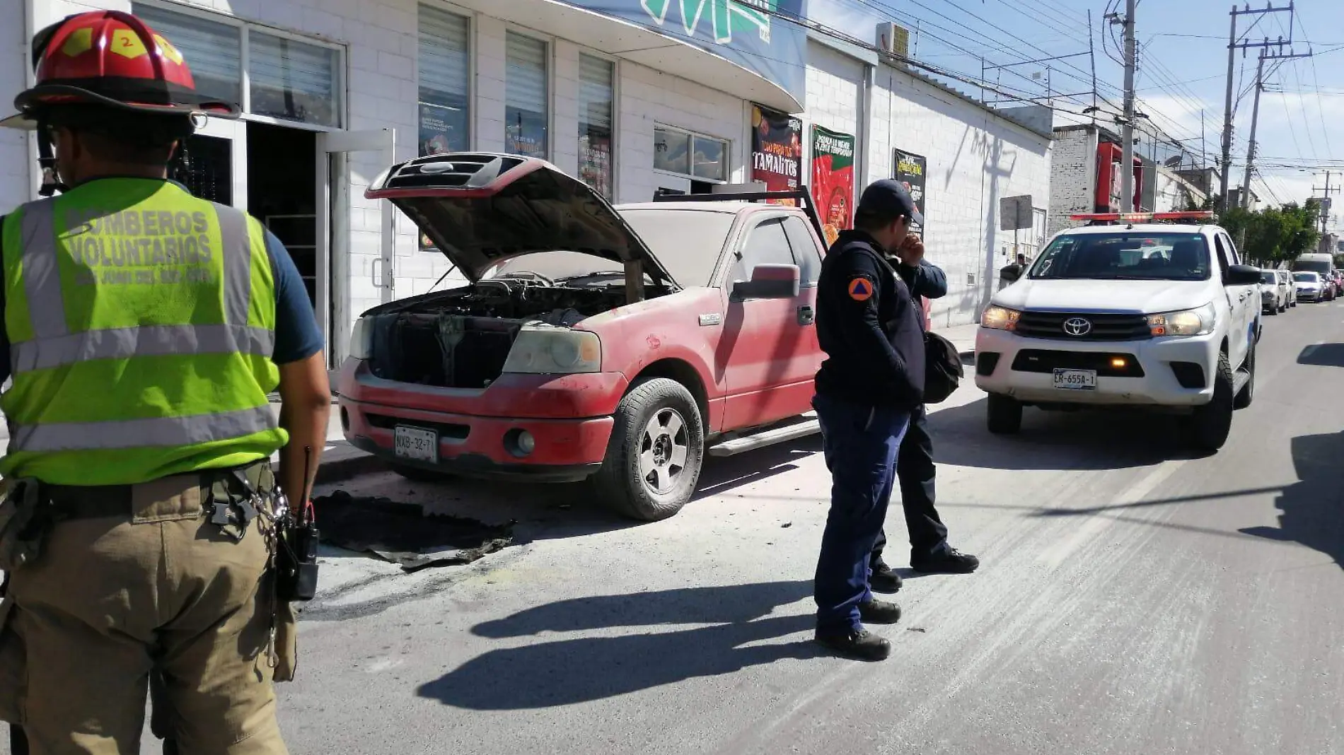 Camioneta se incendia